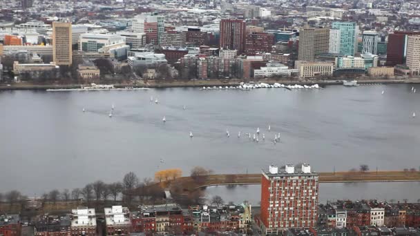 Een luchtfoto van de stad boston, massachusetts langs de charles river — Stockvideo
