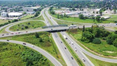 4K yazında işlek bir otoyolun havası