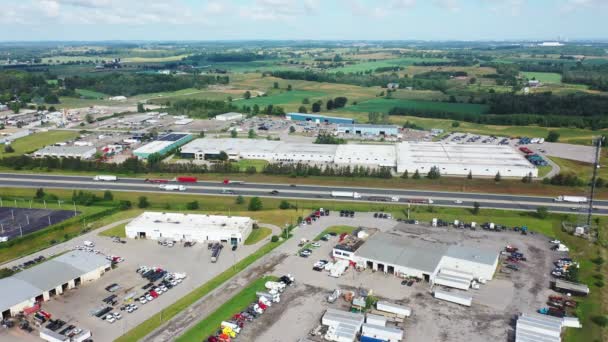 Luchtfoto Bij Een Grote Truckstop Bij Een Drukke Snelweg — Stockvideo