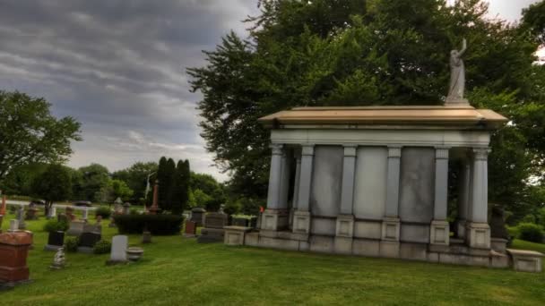 Временной вид на кладбище с мавзолеем на переднем плане — стоковое видео