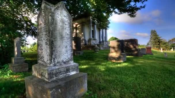 Timelapse Motion Vue contrôlée dans un cimetière — Video