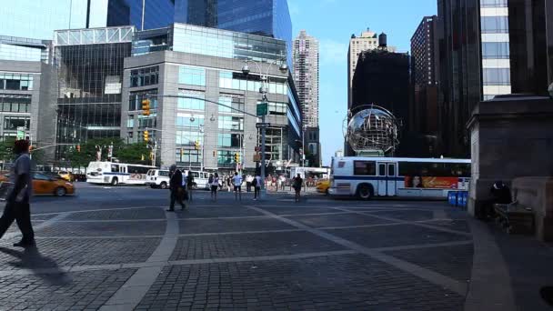 Pessoas e carros no Columbus Circle em Manhattan — Vídeo de Stock