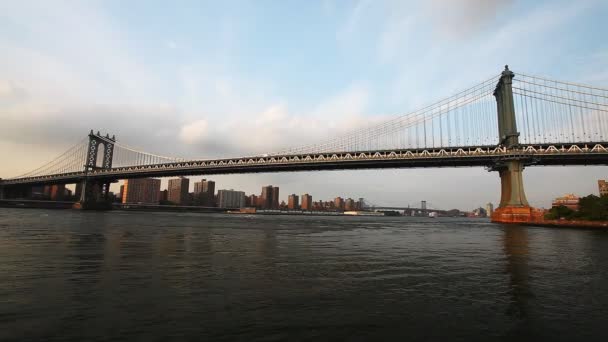 Манхэттенский мост перевозит трафик из Манхэттена в Бруклин — стоковое видео