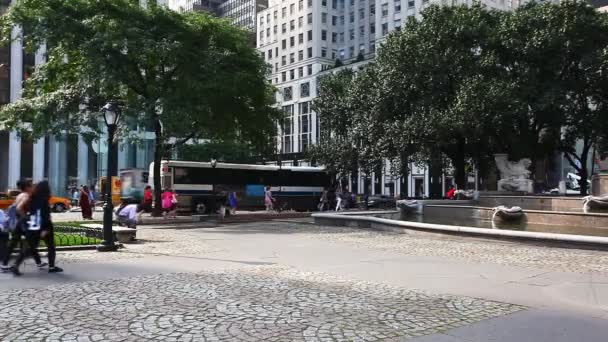 Uma movimentada cena de rua em Manhattan — Vídeo de Stock