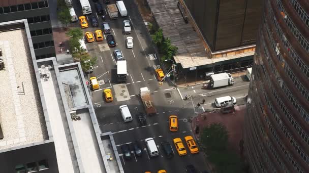 Veduta aerea di un incrocio trafficato a Manhattan — Video Stock
