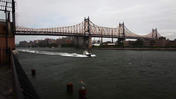 Мост Куинсборо на Манхэттене с лодками на Ист-Ривер — стоковое видео