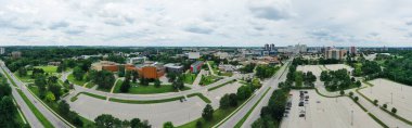 Waterloo, Ontario, Kanada - 30 Ağustos 2021: Waterloo Üniversitesi 'nin hava manzarası, Ontario, Kanada