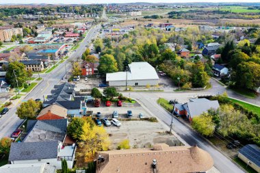 Güzel bir günde Orangeville, Ontario, Kanada 'nın hava sahnesi