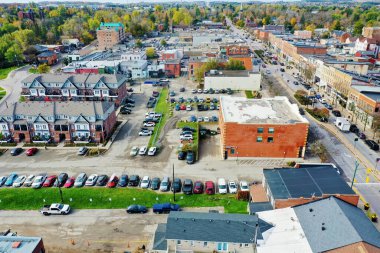 Orangeville, Ontario, Kanada şehir merkezinin hava görüntüsü.