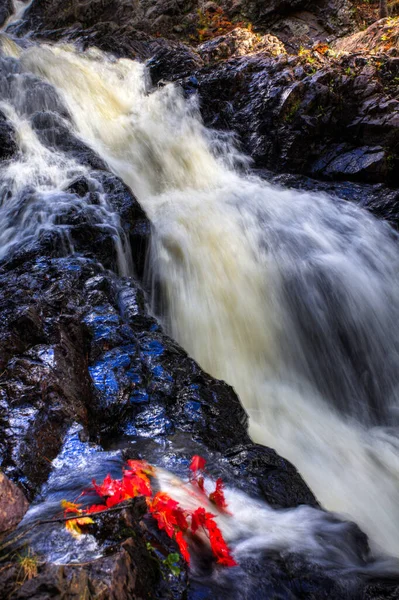 Una Vertical Crystal Falls Ontario Otoño — Foto de Stock