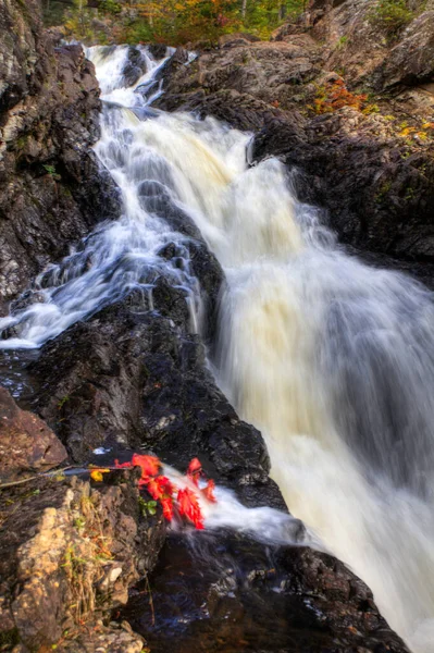 Μια Κάθετη Του Crystal Falls Στο Οντάριο Καναδάς Φθινόπωρο — Φωτογραφία Αρχείου