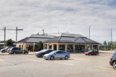 Burlington, Ontario, Kanada - 15 Ağustos 2020: Burlington, Ontario, Kanada 'daki Go Tren İstasyonu