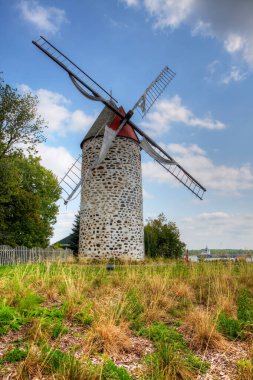 Quebec, Kanada - 12 Mart 2012: A Vertical of Moulin de Pointe-aux-Trembles, Quebec, Kanada 'dan Stone Windmill. 1719 'da Fransız dizaynı üzerine inşa edildi.