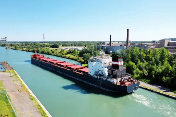 Uma Vista Aérea Cargueiro Lago Deixando Uma Fechadura Canal Welland — Fotografia de Stock