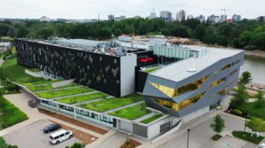 Waterloo, Ontario, Kanada - 17 Ekim 2021: Waterloo, Ontario, Kanada 4K Çevre Teorik Fiziği Enstitüsü Havacılık