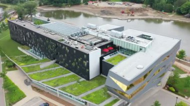 Waterloo, Ontario, Kanada - 17 Ekim 2021: Waterloo, Ontario, Kanada 4K 'daki Perimeter Teorik Fizik Enstitüsü' nün havadan görüşü
