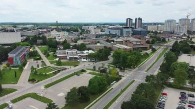 Waterloo, Ontario, Kanada - 17 Ekim 2021: Waterloo Üniversitesi 'nin havadan görünüşü, Ontario, Kanada 4K