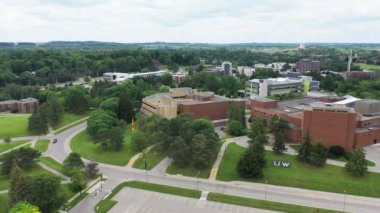 Waterloo, Ontario, Kanada - 17 Ekim 2021: Waterloo Üniversitesi 'nin hava sahnesi, Ontario, Kanada 4K
