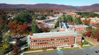 Westfield, Massachusetts, ABD - 11 Kasım 2021: Westfield, Massachusetts 'deki Westfield Üniversitesi' nin havadan görünüşü, ABD 4K sonbaharında