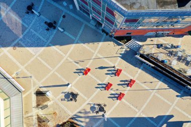 Kırmızı sandalyelere bakan bir hava manzarası.