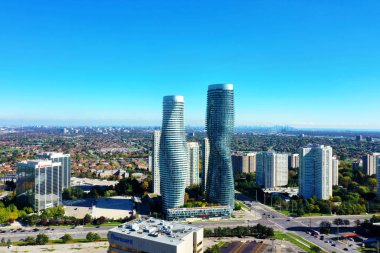 Mississauga, Ontario, Kanada - 4 Ekim 2021: Mississauga, Ontario, Kanada 'da Mutlak Dünya Kompleksi' nin bir antresi
