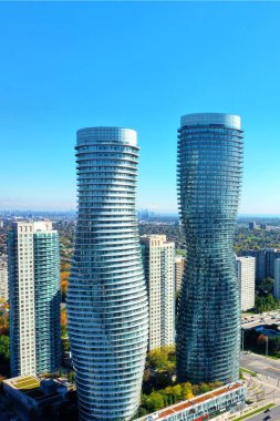 Mississauga, Ontario, Kanada - 4 Ekim 2021: Mississauga, Ontario, Kanada 'daki Mutlak Dünya Kompleksinin havadan dikey görüntüsü