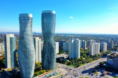 Mississauga, Ontario, Kanada - 4 Ekim 2021: Mississauga, Ontario, Kanada 'daki Mutlak Dünya Kompleksinin hava görüntüsü