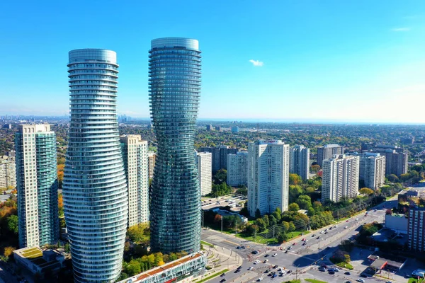 Mississauga, Ontario, Kanada - 4 Ekim 2021: Mississauga, Ontario, Kanada 'daki Mutlak Dünya Kompleksinin hava görüntüsü