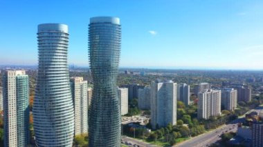 Mississauga, Ontario, Kanada - 30 Eylül 2021: Mississauga, Kanada 4K 'da Mutlak Dünya Kompleksinin Havacılığı