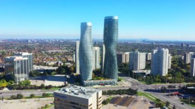 Mississauga, Ontario, Kanada - 30 Eylül 2021: Mississauga, Ontario, Kanada 4K 'da Mutlak Dünya Kompleksinin Havacılığı