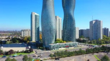 Mississauga, Ontario, Kanada - 30 Eylül 2021: Mississauga, Ontario, Kanada 4K 'da Mutlak Dünya Kompleksinin havadan tavanı