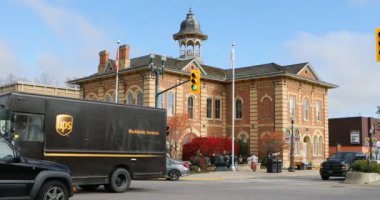 Orangeville, Ontario, Kanada - 22 Ekim 2021: Orangeville, Ontario, Kanada 4K Belediye Binası