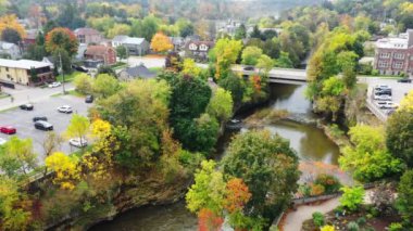Fergus, Ontario, Kanada 4K 'nın havadan görüntüsü