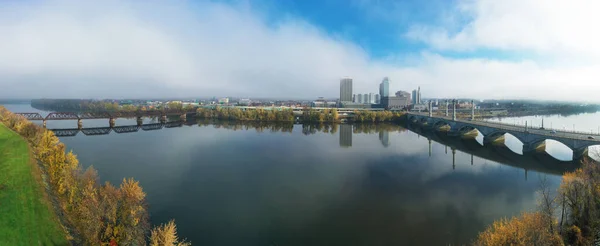 康涅狄格河畔的美国马萨诸塞州斯普林菲尔德全景 — 图库照片