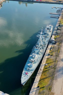 Hamilton, Ontario, Kanada - 30 Ekim 2021: Hamilton, Ontario, Kanada 'da HMCS Haida' nın dikey hava görüntüsü
