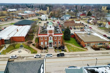 Strathroy, Ontario, Kanada: 12 Kasım 2021: Strathroy, Ontario, Kanada 'da Belediye Binası' nın bir anteni