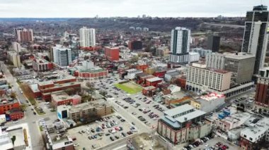 Hamilton, Ontario, Kanada - 25 Ekim 2021: Hamilton, Ontario, Kanada şehir merkezi, editör 4K