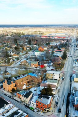 Cayuga, Ontario, Kanada 'nın kışın havadan çekilmiş dikey görüntüsü.