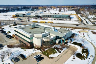 Fort Erie, Ontario, Kanada... 9 Mart 2022: Ontario, Kanada 'daki Fort Erie Town Hall' un hava görüntüsü