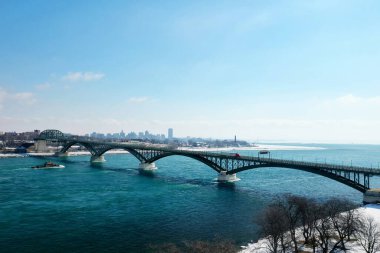 Fort Erie, Kanada ve Buffalo arasındaki Barış Köprüsü anteni.