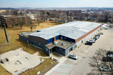 Blenheim, Ontario, Kanada... 12 Mart 2022: Ontario, Kanada 'daki Blenheim Memorial Arena' nın havadan görünüşü