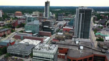 Aerial of Kitchener, Ontario, Kanada şehir merkezi 4K