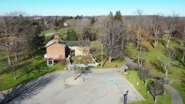 Niagara Gölü, Ontario, Kanada - 28 Ekim 2021: Niagara Gölü 'ndeki tarihi Fort George Ulusal Tarihi Sitesi, Ontario, Kanada 4K. 1802 'de açılmış.