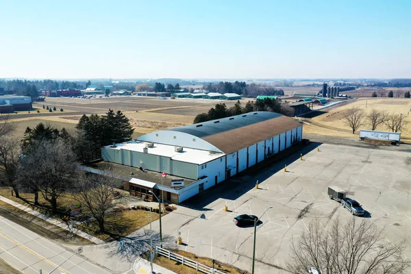 Ridgetown, Ontario, Kanada - 6 Nisan 2022: Ridgetown, Ontario, Kanada 'da East Kent Memorial Arena' nın bir anteni