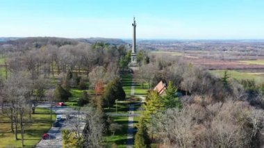 Queenstron, Ontario, Kanada 4K tarafından Brock Anıtı 'na hava yakınlaştırma görüntüsü