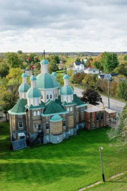 Grimsby, Ontario, Kanada... 20 Nisan 2022: Grimsby, Ontario, Kanada 'daki Ukrayna Katolik Kilisesi' nin havadan dikey görüntüsü