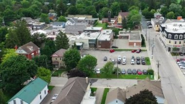 St Jacobs, Ontario, Kanada 'nın hava zoom' u 4K ilkbaharında