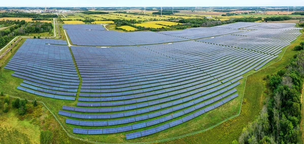 Une Antenne Grand Réseau Panneaux Solaires — Photo