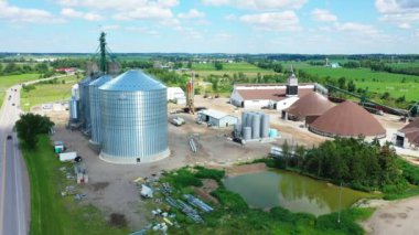 Ayr, Ontario, Kanada - 5 Nisan 2022: Bir Tarım Hizmetleri sağlayıcısının hava zoom 'u 4K