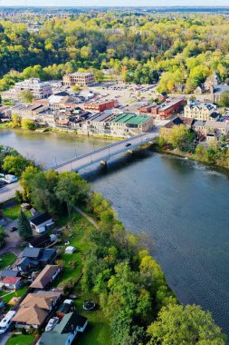 Sonbaharın başlarında Paris, Ontario, Kanada 'nın havadan dikey görüntüsü